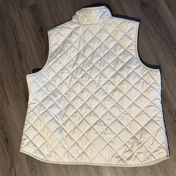Women’s XXL Old Navy Tan Quilted Vest - Picture 3 of 3